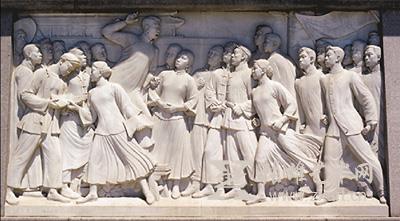 滑田友與他創(chuàng)作的《五四運(yùn)動(dòng)》大型浮雕